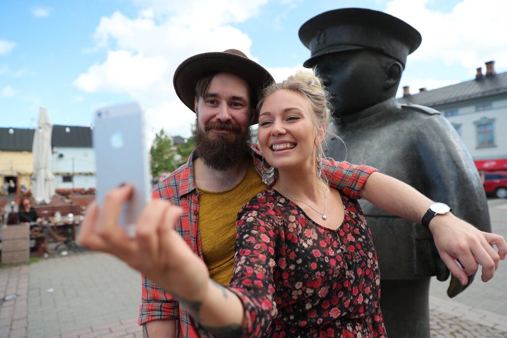 Selfies with toripolliisi statue in city of oulu-2
